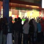 வங்கிகளில் தூக்கமின்றி இரவு பகலாக காத்திருக்கும் மக்கள்