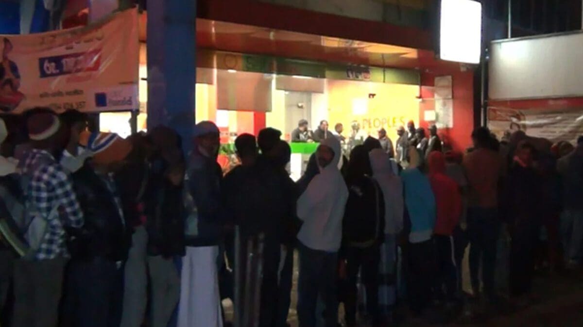 வங்கிகளில் தூக்கமின்றி இரவு பகலாக காத்திருக்கும் மக்கள்