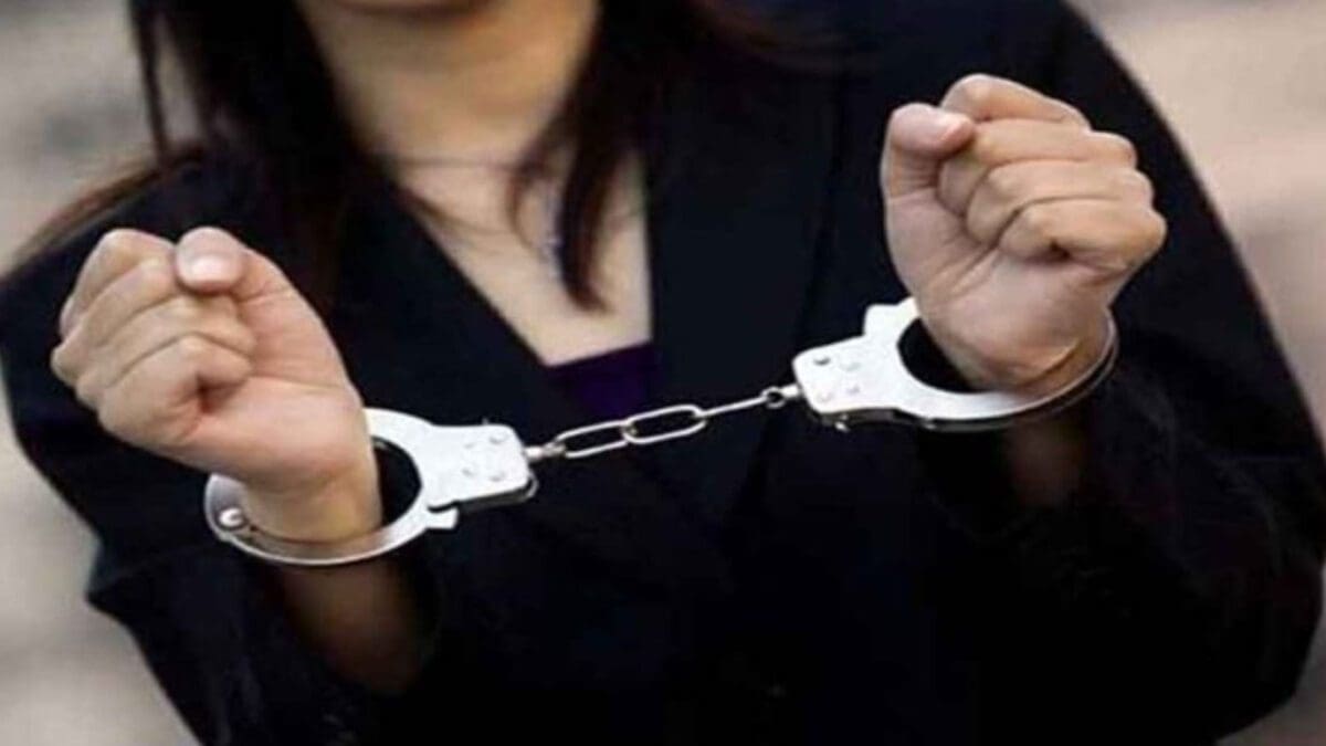 கட்டுநாயக்கவில் மோசமான செயலில் ஈடுபட்ட இளம் பெண்