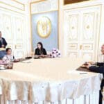 8 வயது சிறுமியுடன் இணைந்து புடின் செய்த செயல்