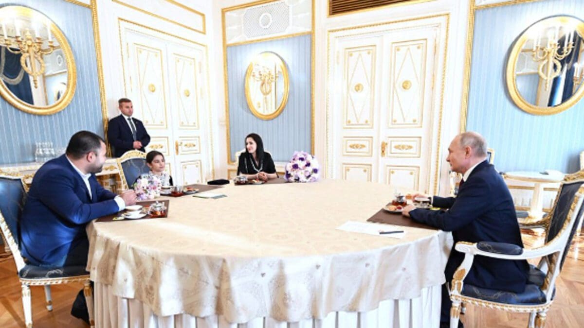 8 வயது சிறுமியுடன் இணைந்து புடின் செய்த செயல்