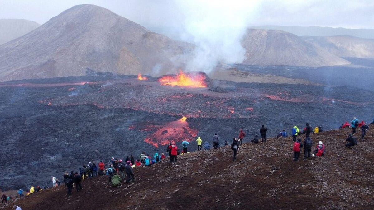 பிரபல நாட்டில் ஒரே நாளில் பதிவான 2,200 பூகம்பங்கள்
