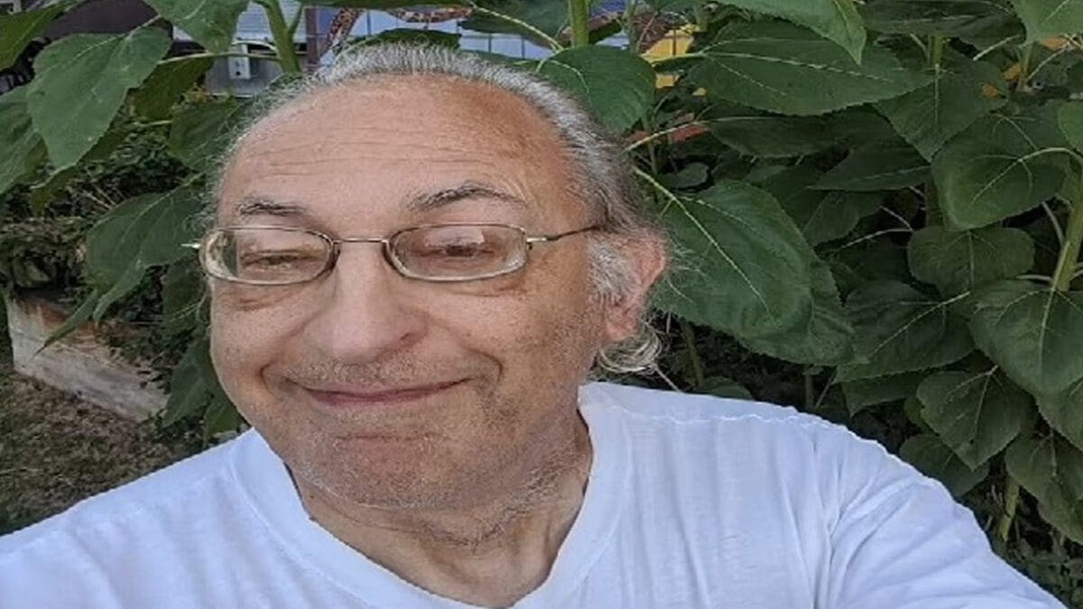 மாணவிகளின் மேலாடையை அகற்றுமாறு கூறிய பேராசிரியர்!