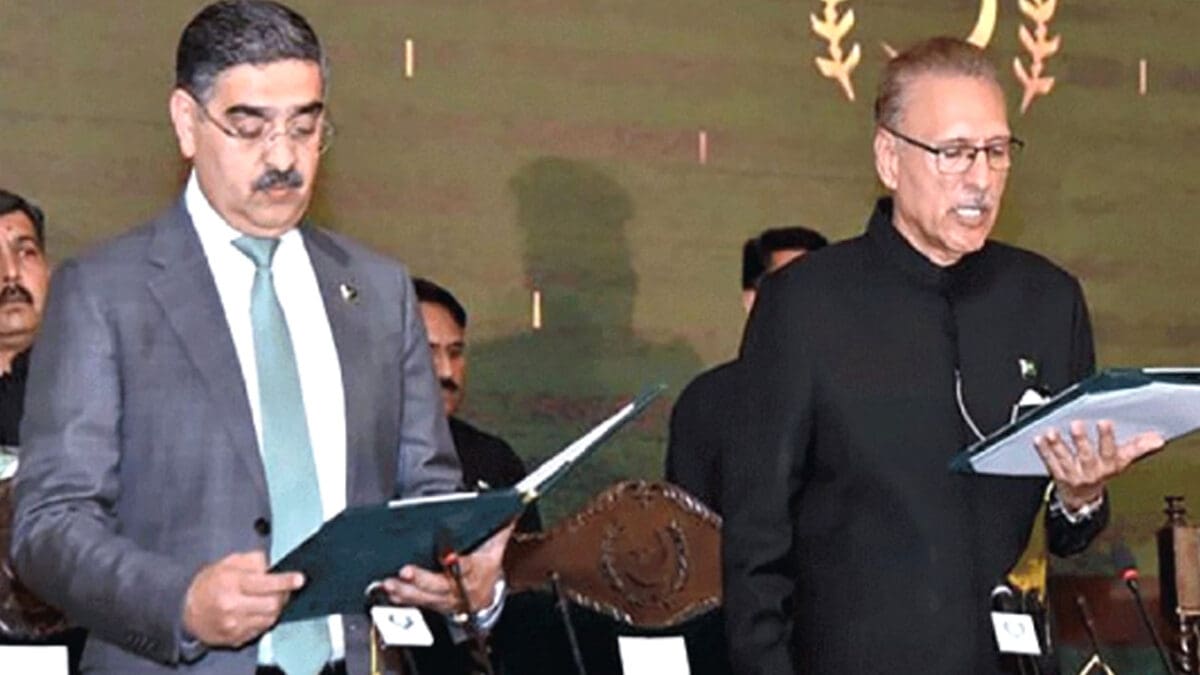 பாகிஸ்தானின் தற்காலிக பிரதமராக பதவியேற்றார் கக்கர்