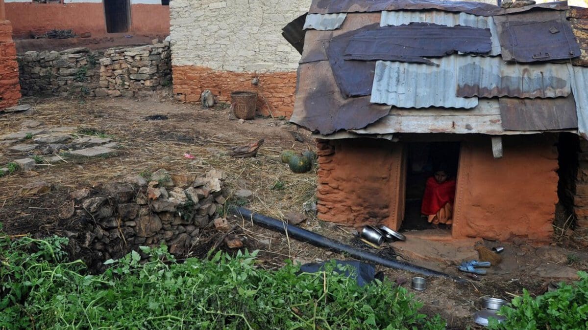 மாதவிடாய் நாட்களில் தனியாக தங்க வைக்கப்பட்ட இளம்பெண்! பரிதாபமாக பலி
