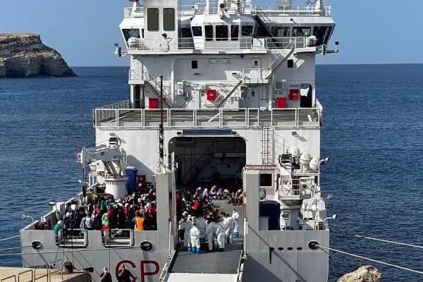 விபத்தில் சிக்கிய 2 கப்பல்... புலம்பெயர் தாயார் பிஞ்சு குழந்தையுடன் மரணம்: 30 பேர்கள் மாயம்