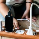 சார்ஜர் வயரை கடித்த 8 மாத குழந்தை மின்சாரம் பாய்ந்து பரிதாபமாக பலி!