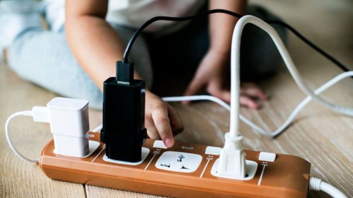 சார்ஜர் வயரை கடித்த 8 மாத குழந்தை மின்சாரம் பாய்ந்து பரிதாபமாக பலி!