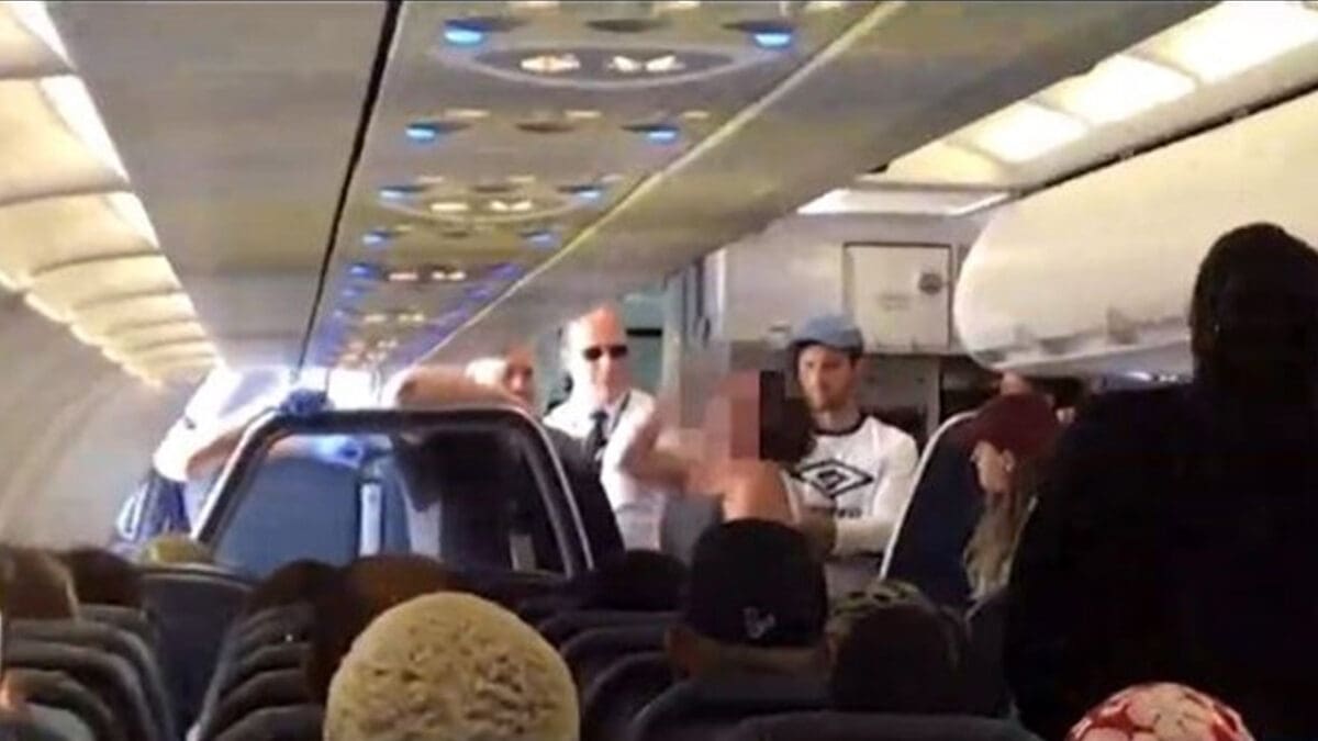 பயணிகளை நோக்கி கூச்சலிட்ட நபர்! உடனடியாக தரையிறங்கிய விமானம்