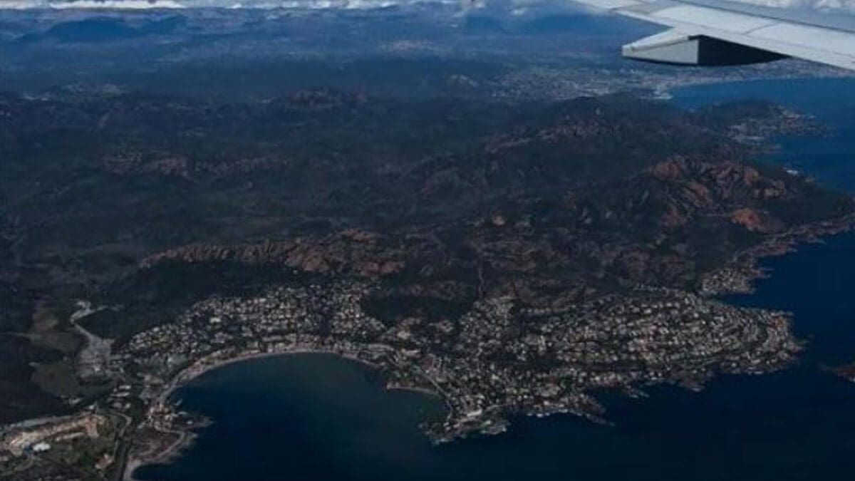 நடுவானில் இயந்திரக் கோளாறு!!  கடலில் இறக்கிய விமானம்