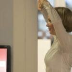 சட்டையை விலக்கி தழும்பைக் காட்டும் நிலைக்கு ஆளாக்கப்பட்ட பெண்: மோசமான நடவடிக்கை!