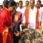 அமைச்சர் ரோஜாவின் காலில் விழுந்த மூதாட்டிகள்! வெளியான சர்ச்சை