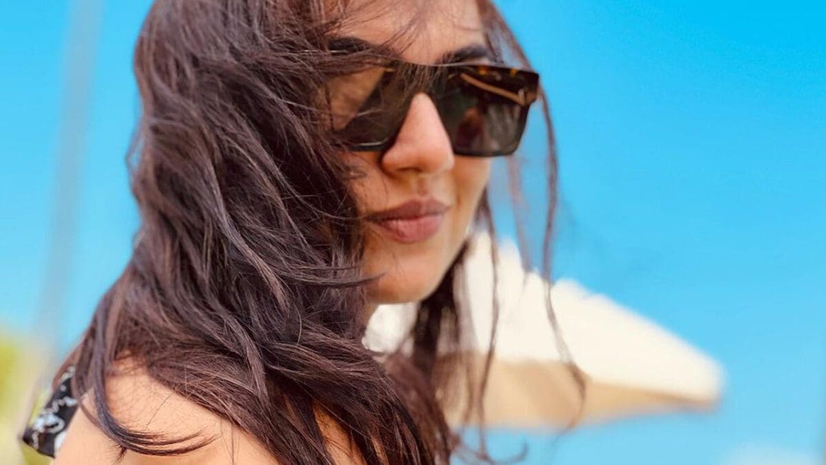 இலங்கை பீச்சில் நீச்சல் உடையில் இருக்கும் நஸ்ரியா!