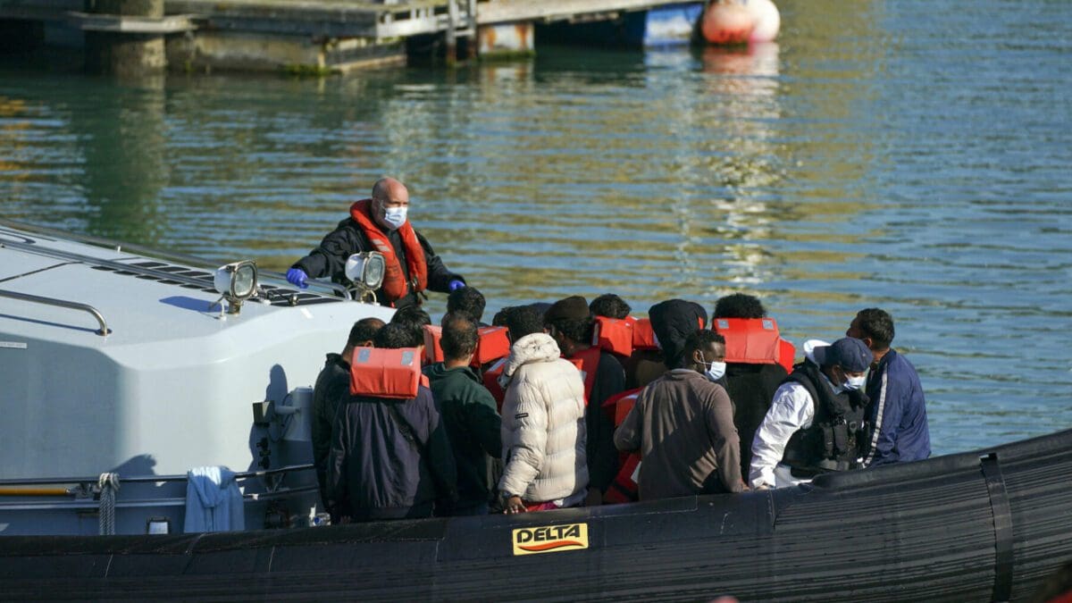 இரண்டம் மாடி ஜன்னலில் இருந்து விழுந்த குழந்தை: சோகத்தில் மக்கள்