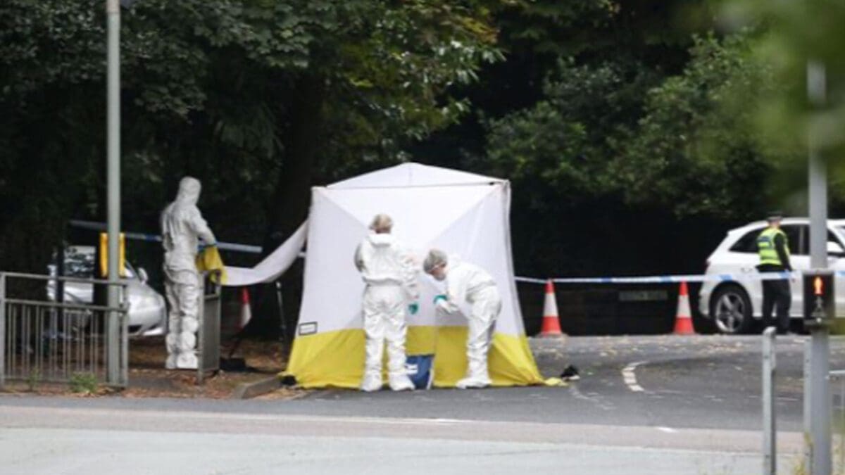 பிரித்தானிய சாலையில் இறந்து கிடந்த 18 வயது இளைஞர்: பொலிஸார் வேண்டுகோள்