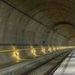 உலகின் நீளமான ரயில்வே சுரங்கப்பாதையில் தடம் புரண்ட ரயில்