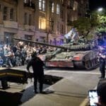 வாக்னர் கூலிப்படையினரை கல்லால் அடித்துக்கொல்லும் ரஷ்யர்கள்