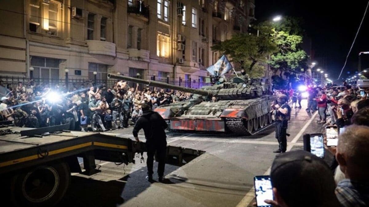 வாக்னர் கூலிப்படையினரை கல்லால் அடித்துக்கொல்லும் ரஷ்யர்கள்