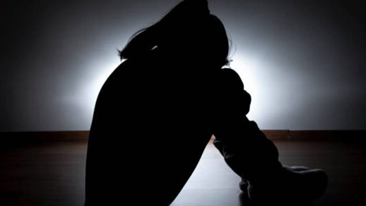 யாழில் சிறுமிகளிடம் பாலியல் சேஷ்டை விட்ட இளைஞர் கைது