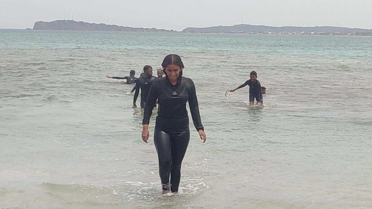 பாக்கு நீரினையை கடப்பதற்காக தயாராகும் மாணவர்களுக்கு நீச்சல் போட்டி