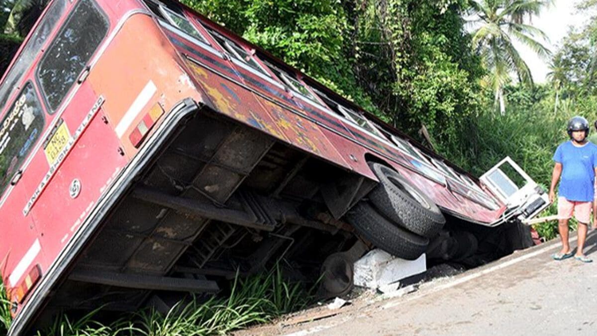 கொழும்பில் இருந்து சென்ற பேருந்து விபத்து - ஐவர் ஆபத்தான நிலையில்