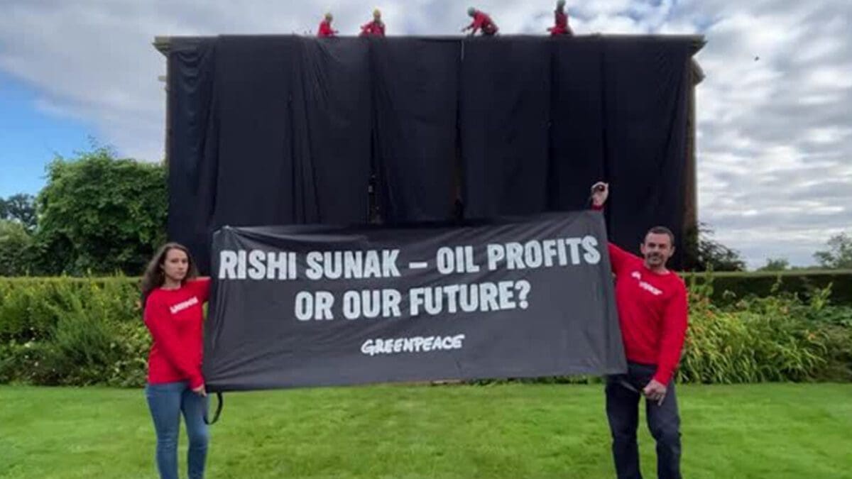 பிரித்தானியாவில் பரபரப்பு! கறுப்பு துணியால் மூடப்பட்ட பிரதமரின் வீடு