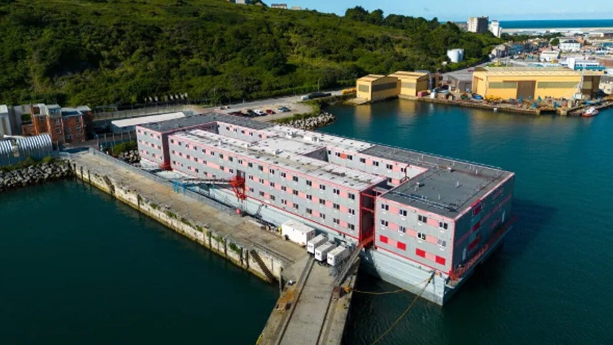 பிரித்தானியாவின் மிதக்கும் சிறைக்குள் புகலிடக்கோரிக்கையாளர்கள்