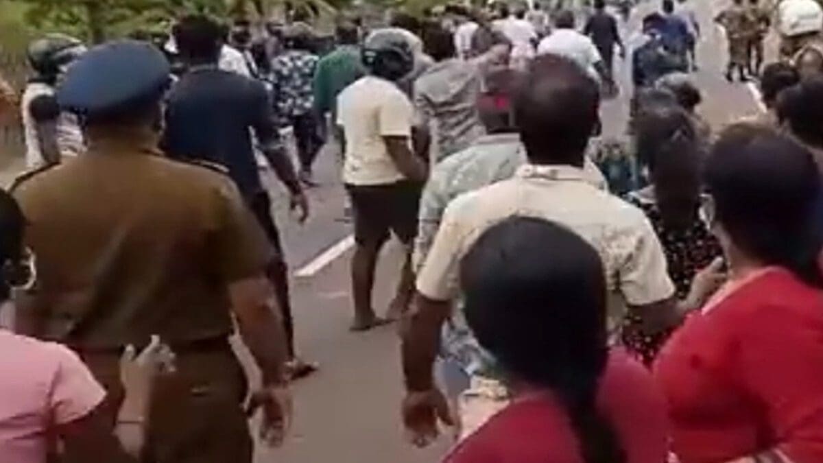 யாழில் குடும்பஸ்தரொருவர் கிராம மக்களால் கொடூரமாக தாக்கப்பட்டு கொலை