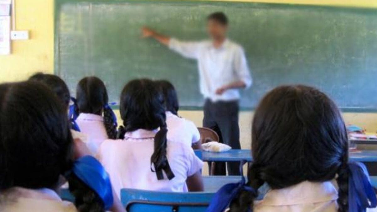 ஆசிரியரின் கொடூர தாக்குதல்: வைத்தியசாலையில் மாணவன்