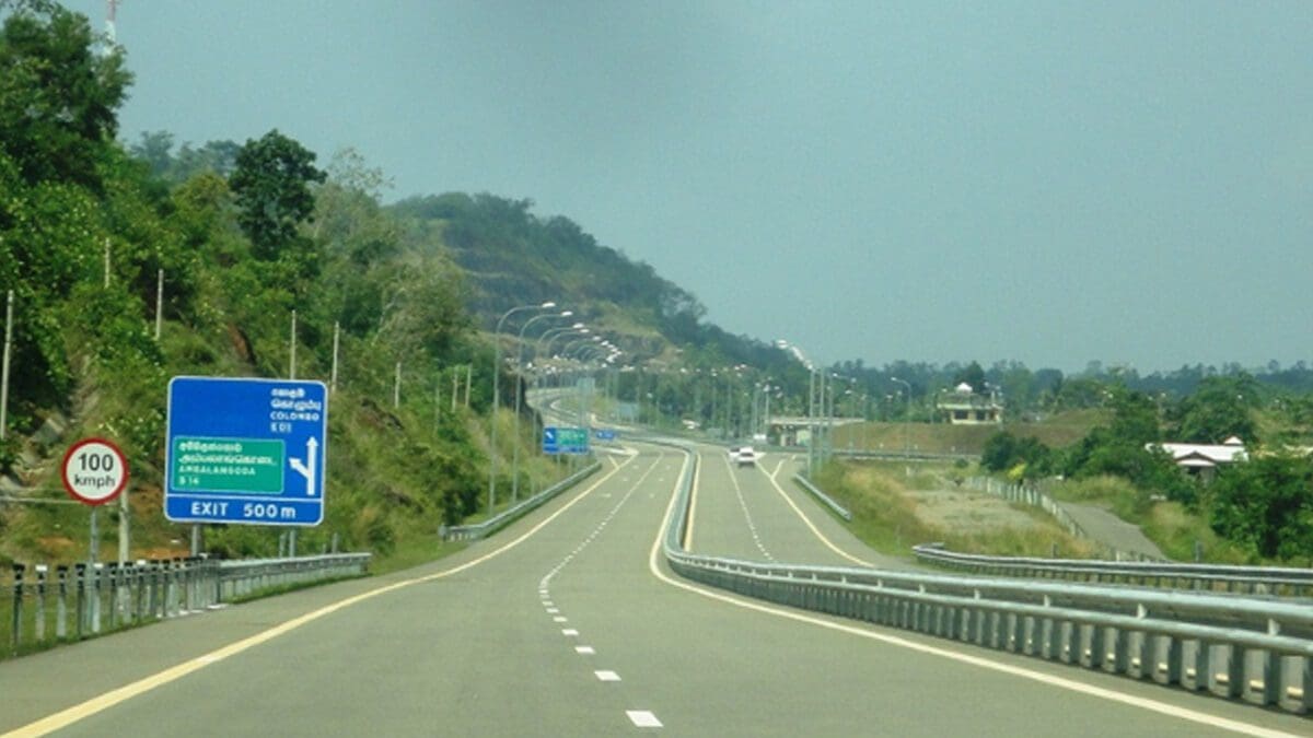 பட்டப்பகலில் கடத்தப்பட்ட தாயும் இரண்டு பிள்ளைகளும்