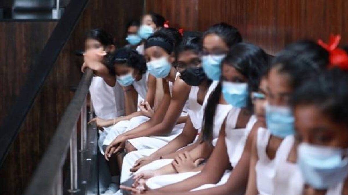 நாடாளுமன்றத்தில் பாடசாலை மாணவர்கள் முன்னிலையில் தகாத வார்த்தை பிரயோகம்!