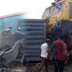 கொள்கலன் ஒன்றுடன் மோதிய ரயில் - ஸ்தம்பித்த போக்குவரத்து