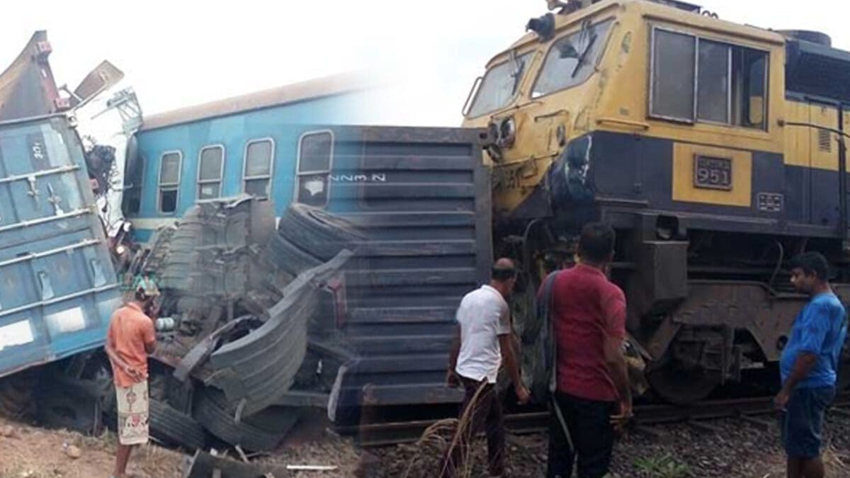 கொள்கலன் ஒன்றுடன் மோதிய ரயில் - ஸ்தம்பித்த போக்குவரத்து