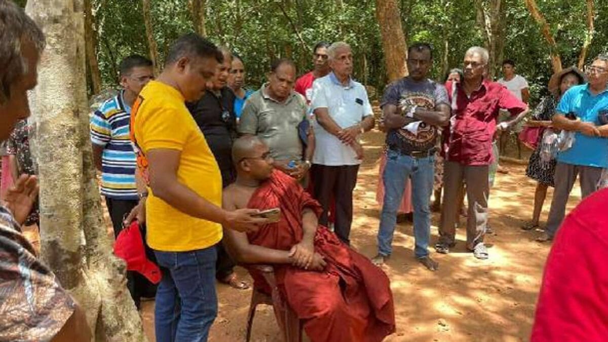 குருந்தூர்மலை விகாரையில் வழிபாடு செய்த சிங்கள மக்கள்!