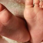 இலங்கையில் பிறந்த சிசுவை வீதியில் வீசிய தம்பதிகள்