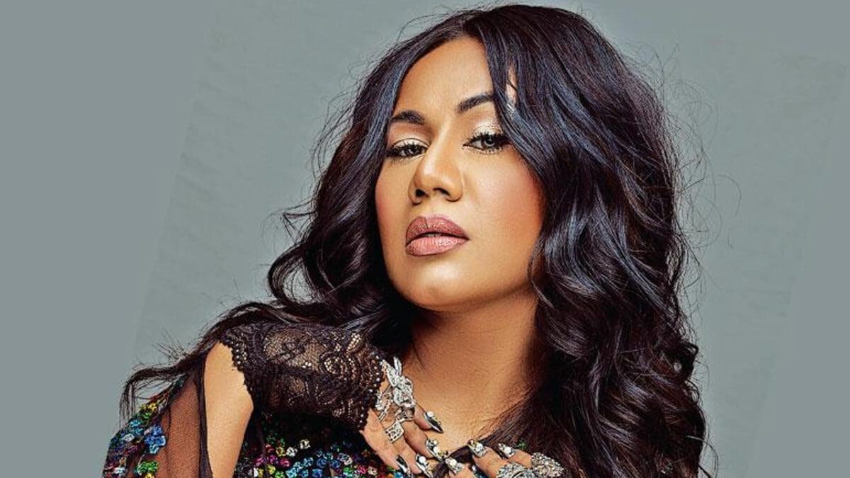 பகிரங்கமாக மன்னிப்புக்கோரிய பாடகி