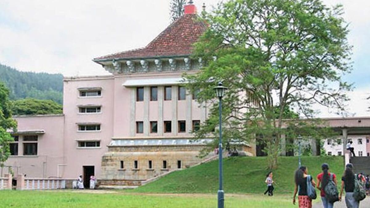 உயிரிழந்த மனைவிக்கு போலி ஆவணங்கள்! 70 இலட்சம் சுருட்டிய அரச உத்தியோகஸ்தர்!