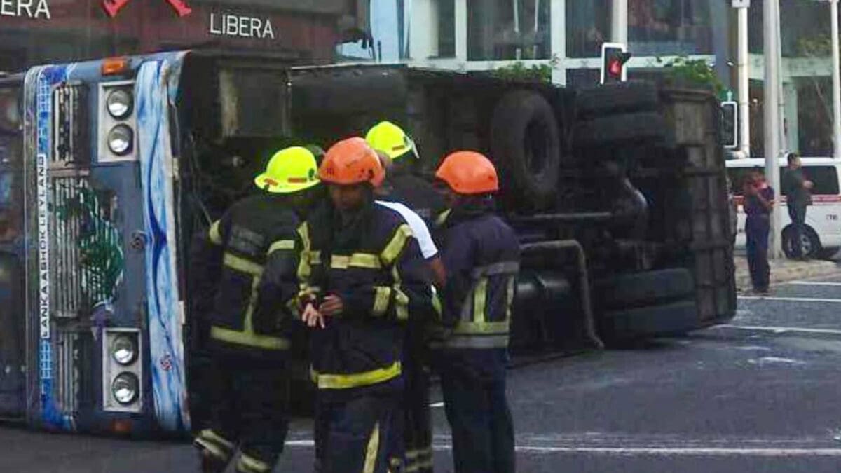 கொழும்பில் அதிகாலையில் இடம்பெற்ற பயணிகள் பேருந்து விபத்து