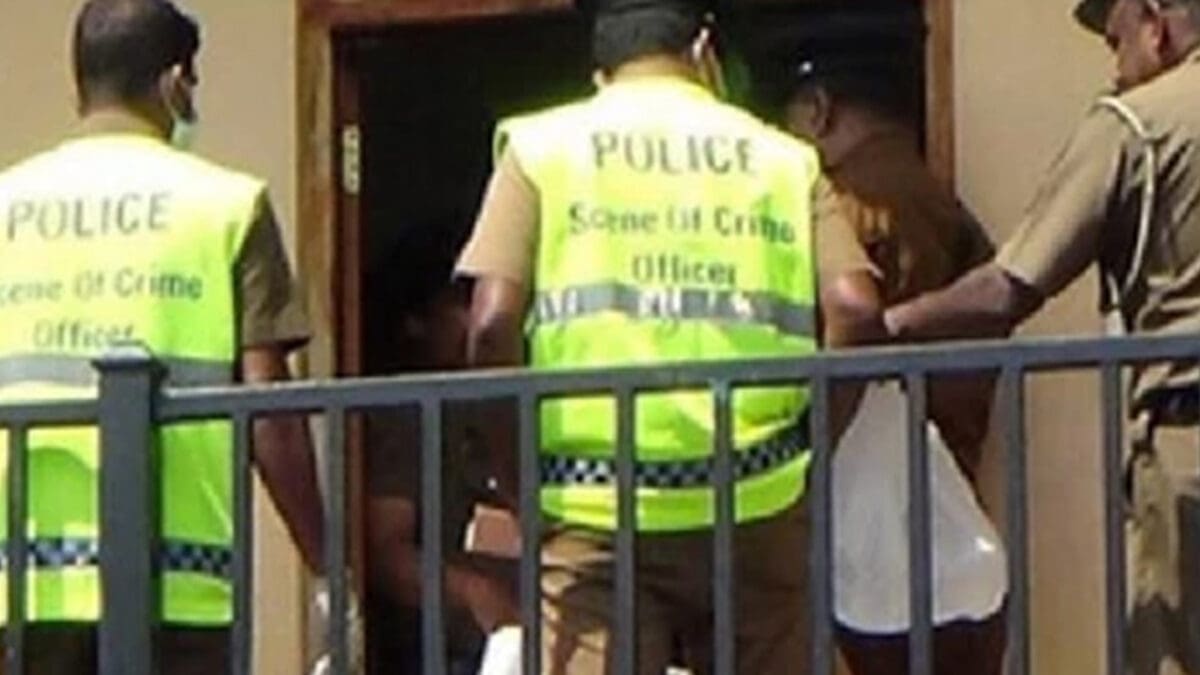 மனைவியின் கண் முன்னால் கணவன் வெட்டிப் படுகொலை