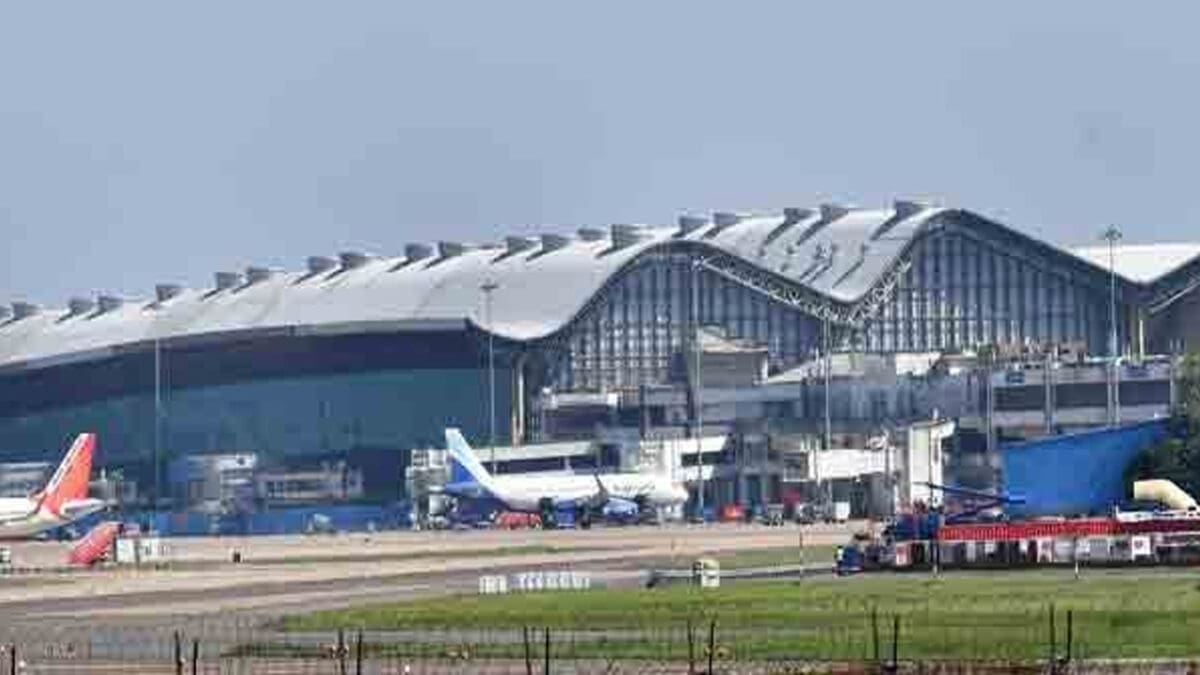 விமான நிலையத்தில் ஏழு அடுக்கு பாதுகாப்பை மீறிய யாழ் இளைஞன்