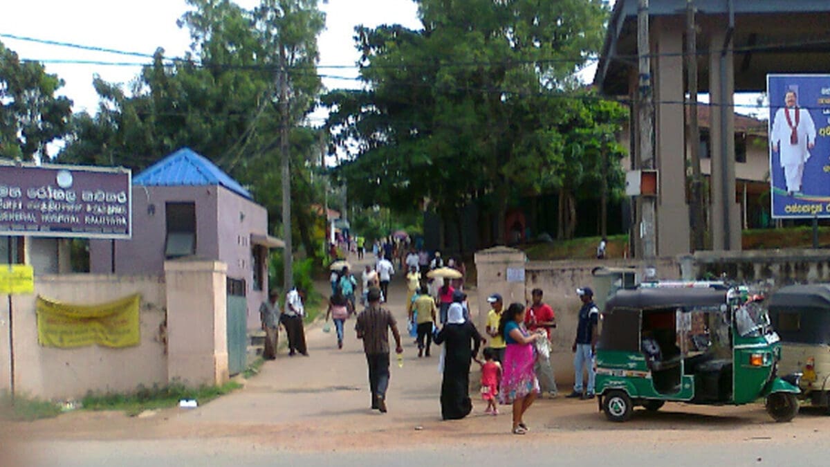 தென்னிலங்கையில் வைத்தியசாலைக்கு வந்தவர்களால் பதற்ற நிலை