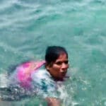 யாழில் ஒரு கடல் மைல் தூரத்தை நீந்திக் கடந்த 56 வயது பெண்