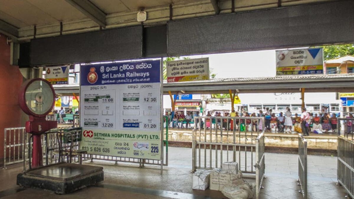 ரயில் நிலையத்தில் தாயிற்கும் மகளுக்கு நேர்ந்த அவமானம்