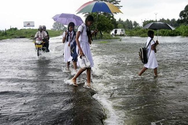 1732463885 students in flood 6