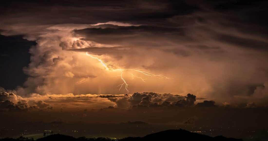 அம்பாறையில் மின்னல் தாக்கியதில் முற்றாக அழிவடைந்த வீடு. 1 Lightning