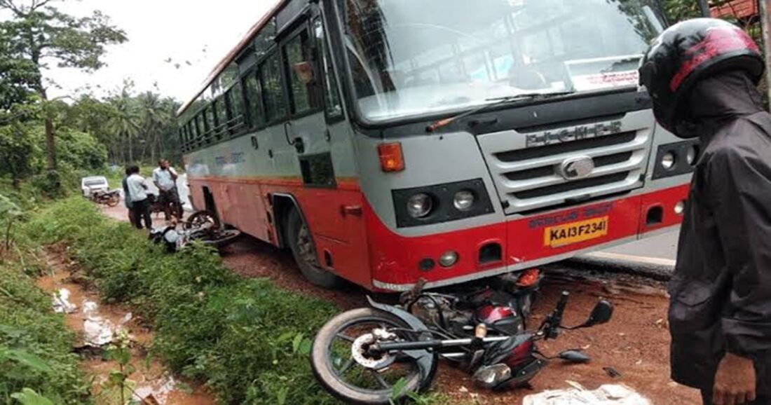 சற்று முன்னர் இடம்பெற்ற கோர விபத்து - பலியான வங்கி ஊழியர்! 1 bus bike accident