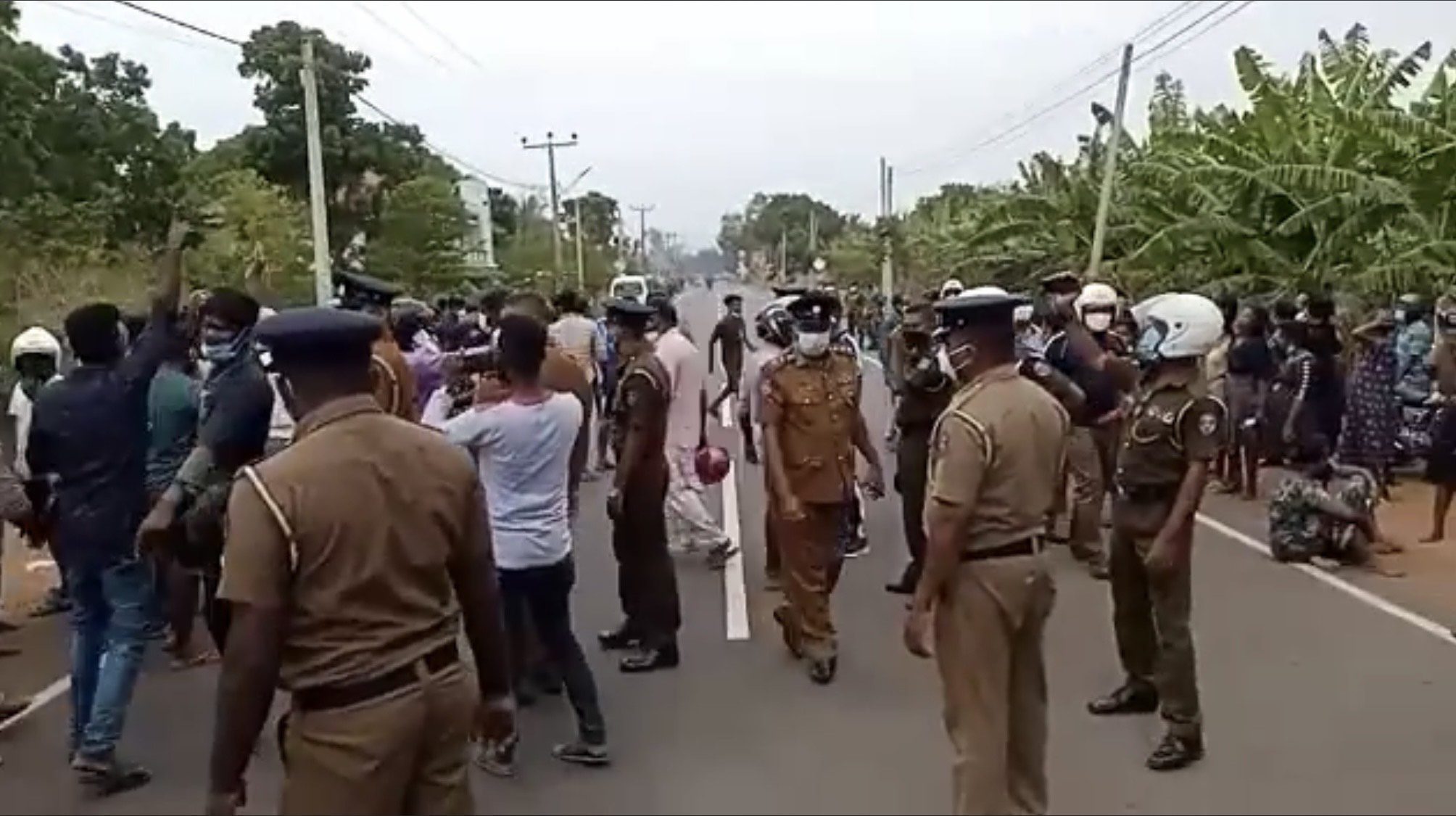 சடலமாக மீட்கப்பட்ட இளம் குடும்பஸ்தர்! - நீதி வேண்டி யாழில் போராட்டம் 6 21 614463488648d