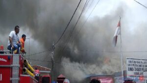 Massive fire breaks out in Indonesian 65767