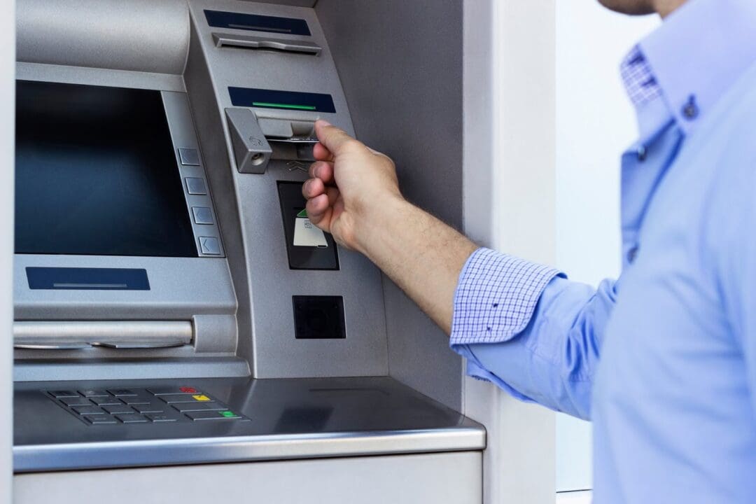 ATM மோசடி - இளைஞன் கைது 1 banks atm overdraft fees scaled