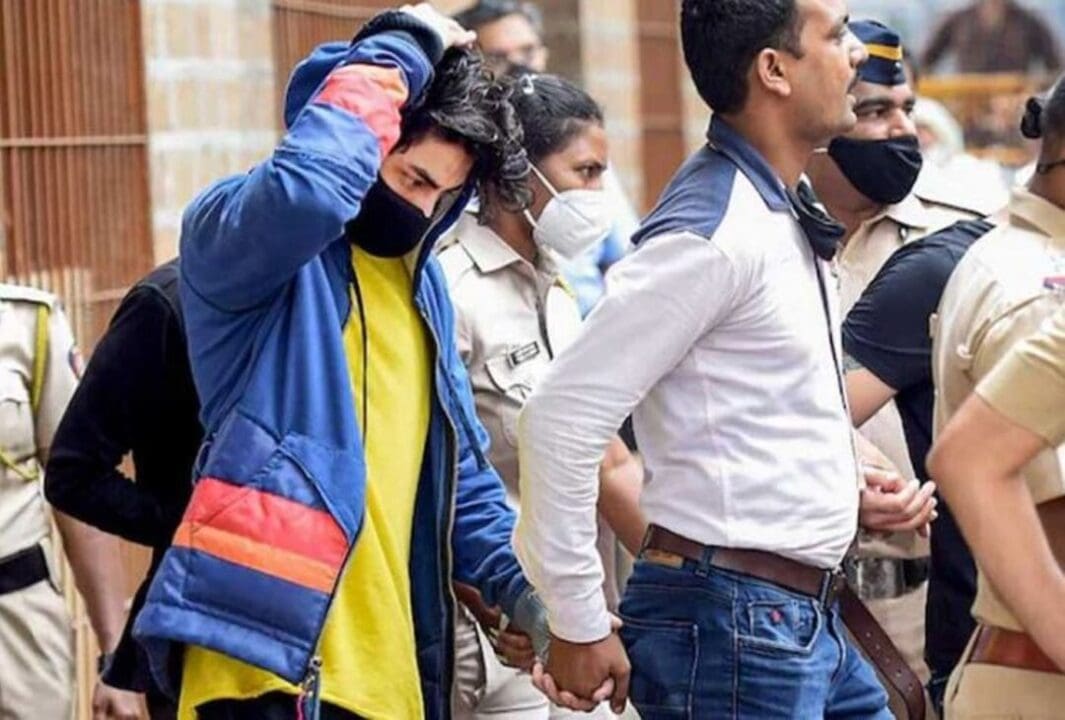கண்ணீர் விட்டு கதறிய ஷாருக்கான் மகன்! - தொலைபேசியில் அதிர்ச்சியூட்டும் தகவல்கள் 1 aryan han scaled
